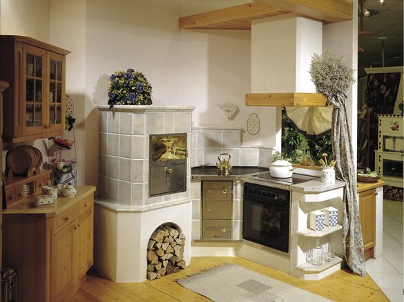 Tiled fireplace with stove tile in aquarella | © Sommerhuber GmbH