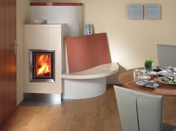 Tiled stove with curved back plate and free-floating stove bench | © Sommerhuber GmbH