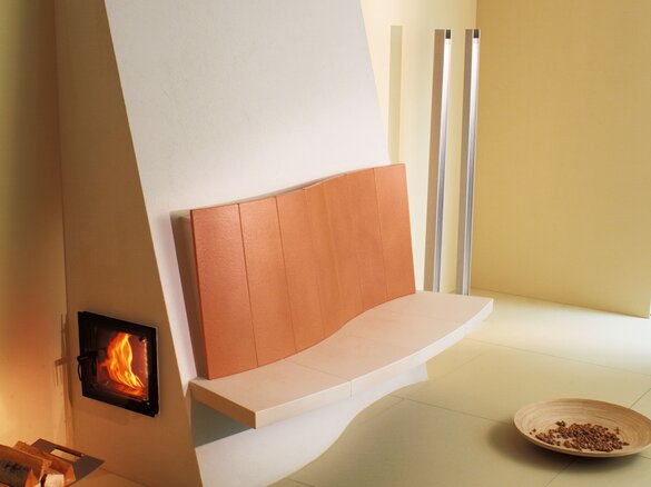 Image tiled stove with backrest and free-floating stove bench in feuer and perla | © Sommerhuber GmbH