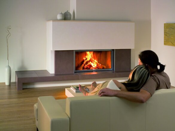 Tiled fireplace with fire shelf and height corner in cacao medium and sandstein | © Sommerhuber GmbH