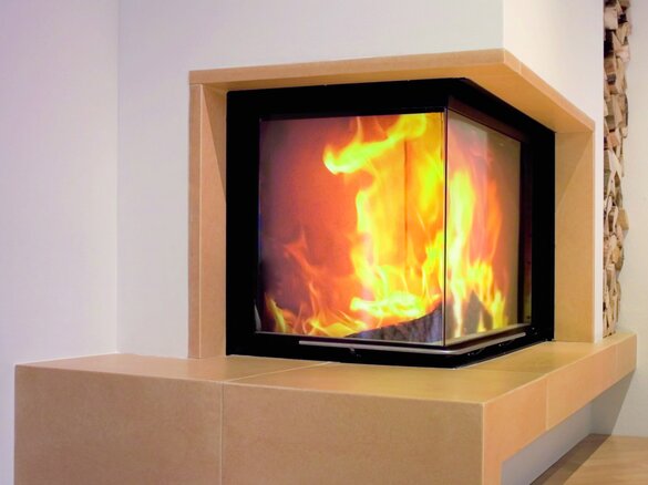 Eckkachelkamin mit Feuertisch und Hoeheneck in Glasur sandstein mittel | © Sommerhuber GmbH