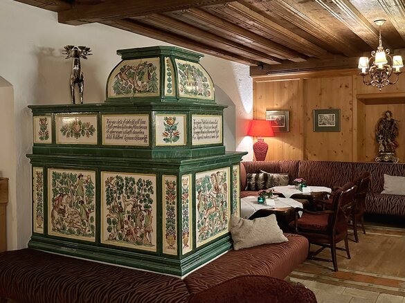 Colorfully painted hunting tiled stove | © Sommerhuber GmbH