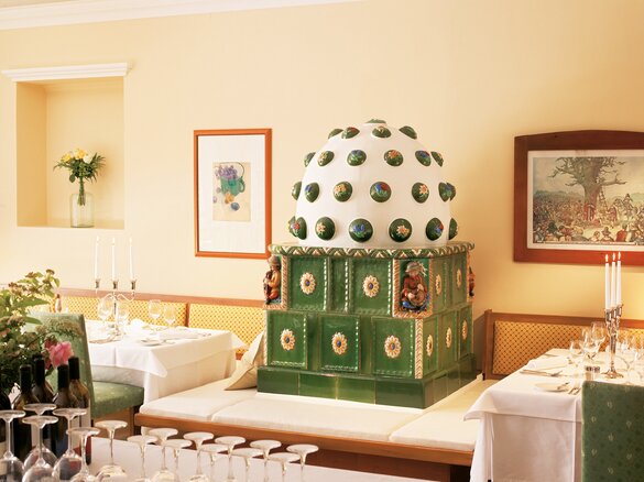Wedding tiled stove designed by Michael Powolny in ofengruen | © Sommerhuber GmbH