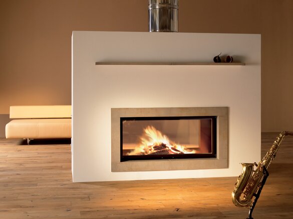 Tiled fireplace with see-through window with fire tile Maximus and fire shelf | © Sommerhuber GmbH