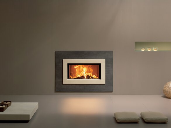 Tiled fireplace with fire tile MAXIMUS flute fine in dolomit and granit 2 dark | © Sommerhuber GmbH
