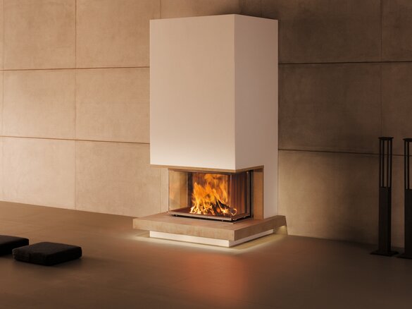 Tiled fireplace with fire shelf MAXIMUS in hanf light | © Sommehuber GmbH