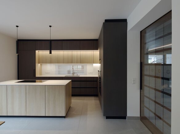 Bild eines Kachelofen mit Kachel Pfeifenmuster und Rosette | © Christian Brandstätter Architekturfotografie