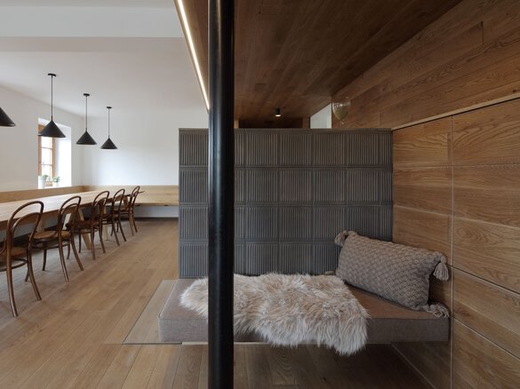 Bild eines Kachelofen mit Kachel Pfeifenmuster und Rosette | © Christian Brandstätter Architekturfotografie