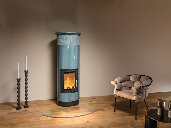 Image Full Storage Tiled Stove round with radiant tile Arabesco and ledge tile | © Sommerhuber GmbH 