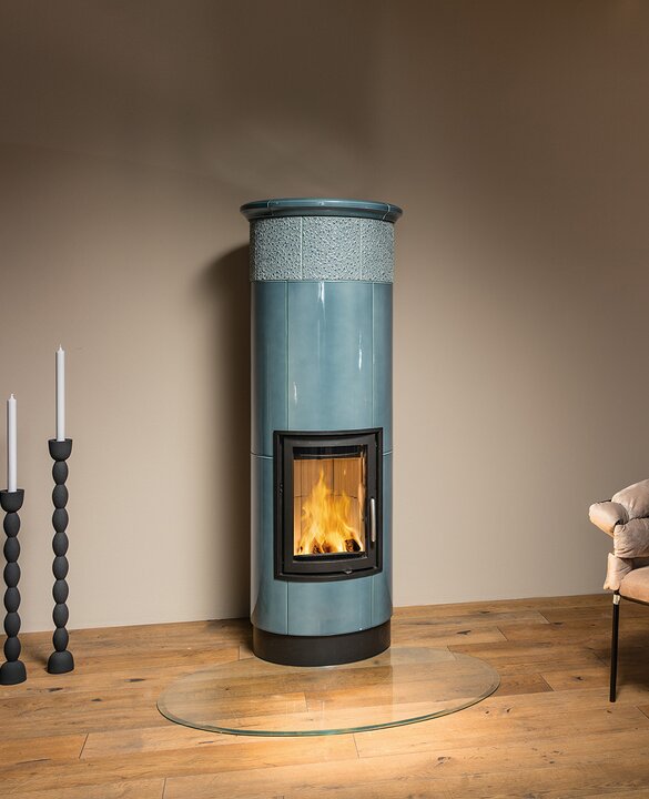 Image Full Storage Tiled Stove round with radiant tile Arabesco and ledge tile | © Sommerhuber GmbH 