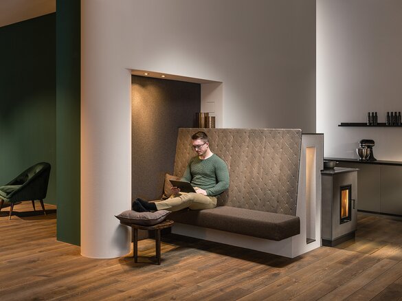 Bild Raumteiler Kachelherd mit Sitzbank Rückenschild Classic - mit Model | © Sommerhuber