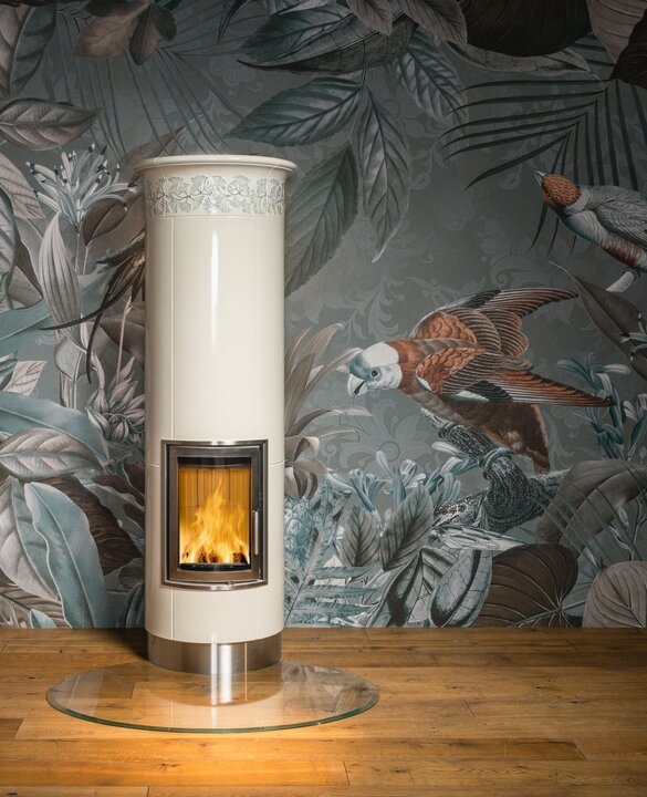 Image Full Storage Tiled Stove in alabaster glossy with painting | © Sommerhuber GmbH