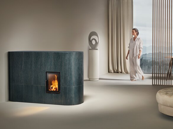 Image tiled stove with tile Silhouette in turmalin dark glossy with model | © Sommerhuber GmbH