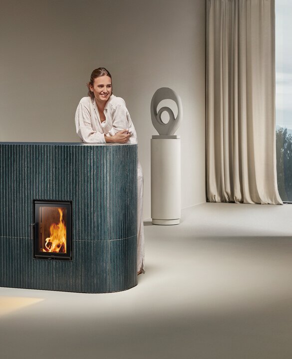 Image tiled stove with tile Silhouette in turmalin dark glossy with model | © Sommerhuber GmbH