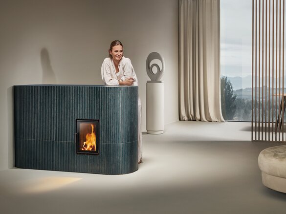 Image tiled stove with tile Silhouette in turmalin dark glossy with model | © Sommerhuber GmbH