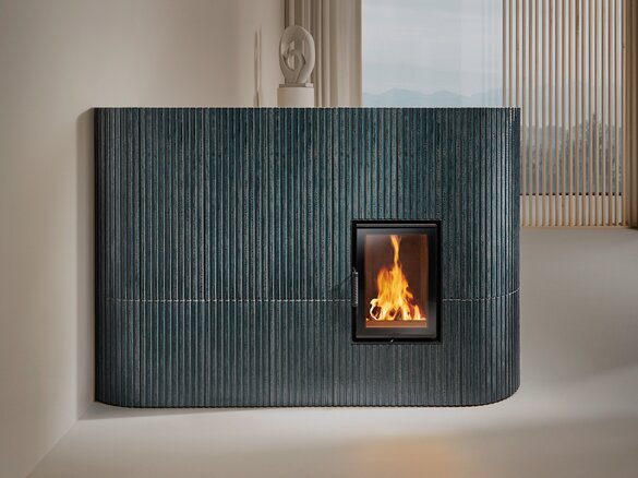 Front view of tiled stove with tile Silhouette in turmalin dark glossy | © Sommerhuber GmbH