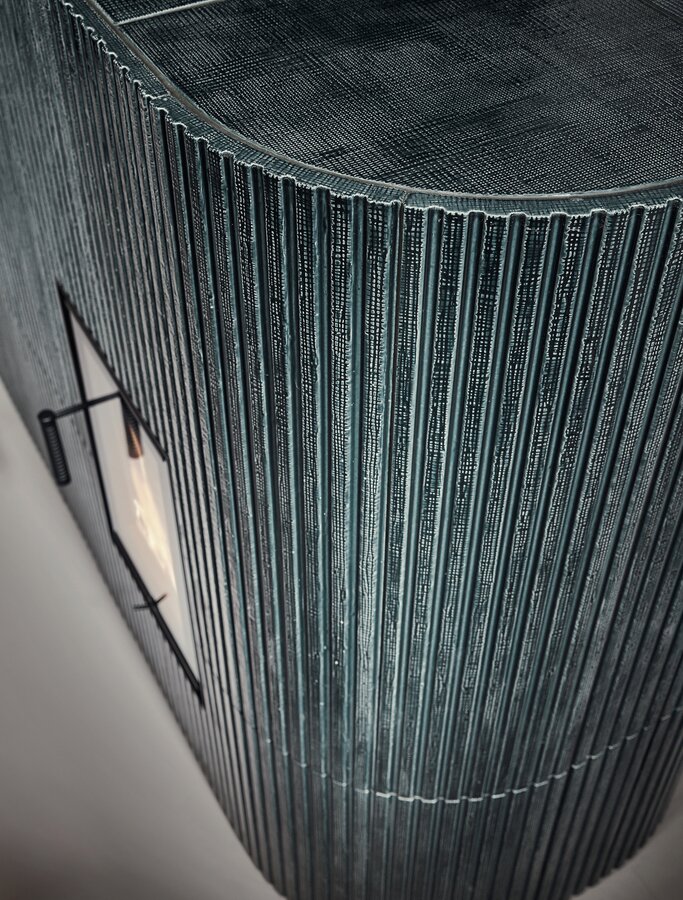 Detailed view of a tiled stove with tile Silhouette in turmalin dunkel glaenzend | © Sommerhuber GmbH