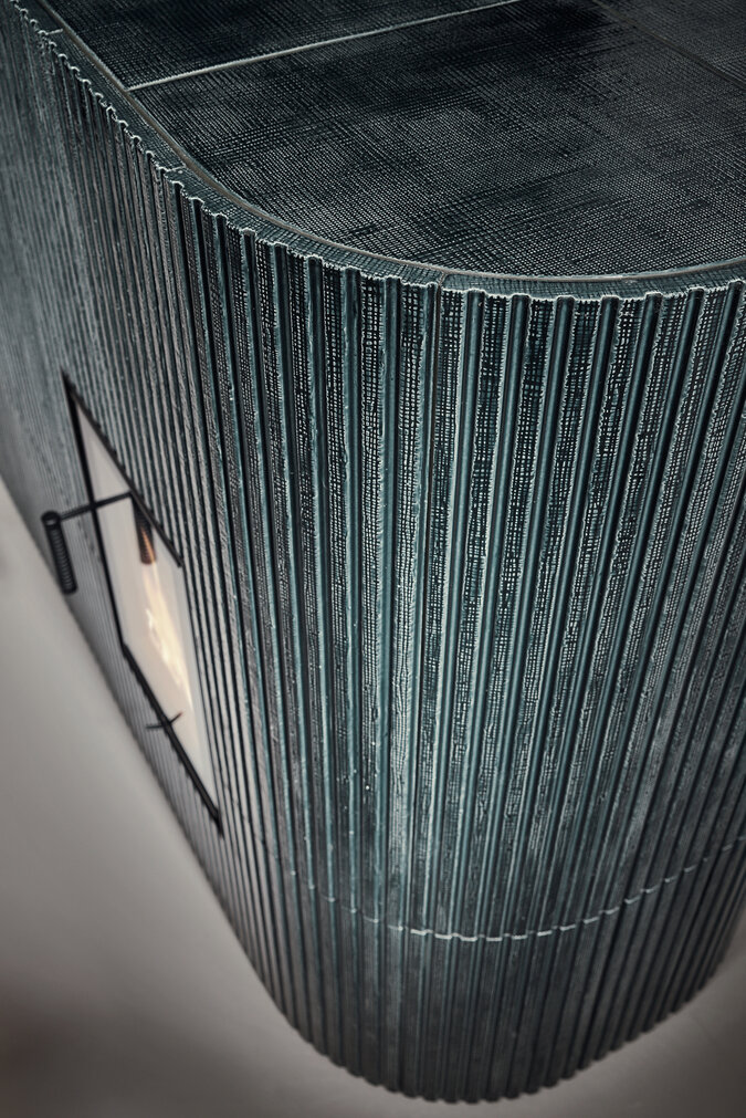 Detailed view of a tiled stove with tile Silhouette in turmalin dunkel glaenzend | © Sommerhuber GmbH