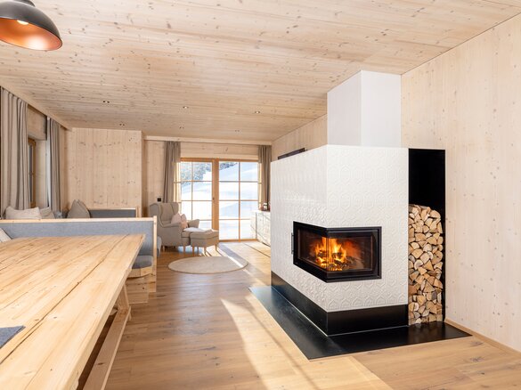 Bild Kachelofen mit Kachel Tapetenmuster in schmelzweiß glänzend | © Foto: ORTNER GmbH; Florian Haid