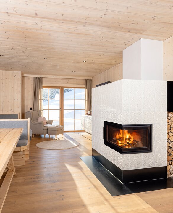 Bild Kachelofen mit Kachel Tapetenmuster in schmelzweiß glänzend | © Foto: ORTNER GmbH; Florian Haid