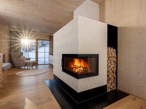 Bild Kachelofen mit Kachel Tapetenmuster in schmelzweiß glänzend | © Foto: ORTNER GmbH; Florian Haid