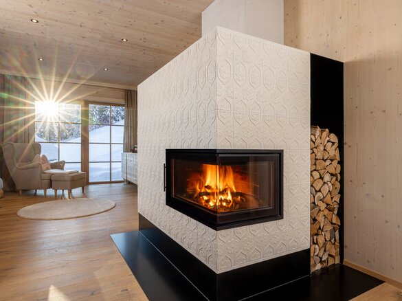 Bild Kachelofen mit Kachel Tapetenmuster in schmelzweiß glänzend | © Foto: ORTNER GmbH; Florian Haid