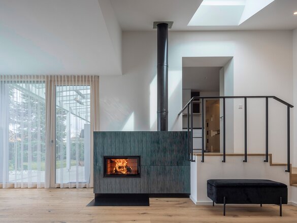 Tiled stove with fire tile MAXIMUS flute fine in turmalin dark glossy | © Hoxter GmbH
