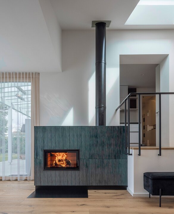 Tiled stove with fire tile MAXIMUS flute fine in turmalin dark glossy | © Hoxter GmbH