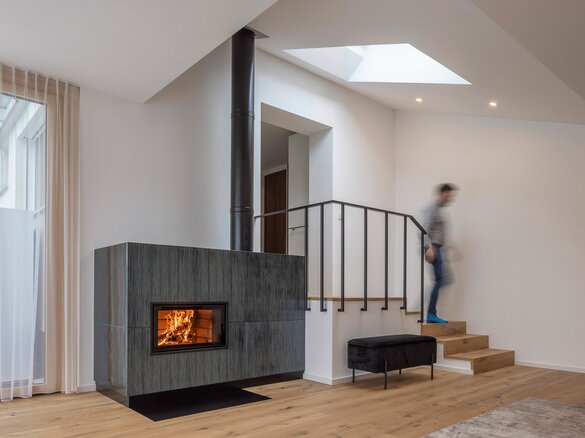 Tiled stove with fire tile MAXIMUS flute fine in turmalin dark glossy | © Hoxter GmbH