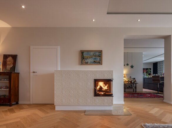 Tiled stove with tile Tapetenmuster in alabaster glossy | © Hoxter