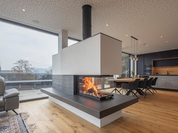 Tiled fireplace with fire tile MAXIMUS flute fine in lava | © Hoxter