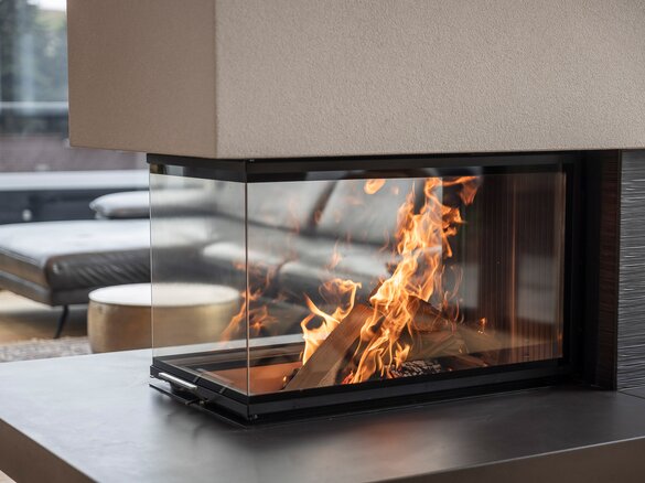 Detailed view tiled fireplace with fire tile MAXIMUS flute fine in lava | © Hoxter