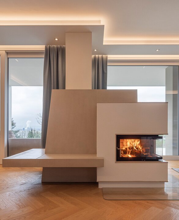 Tiled stove with fire tile MAXIMUS in torf light | © Hoxter