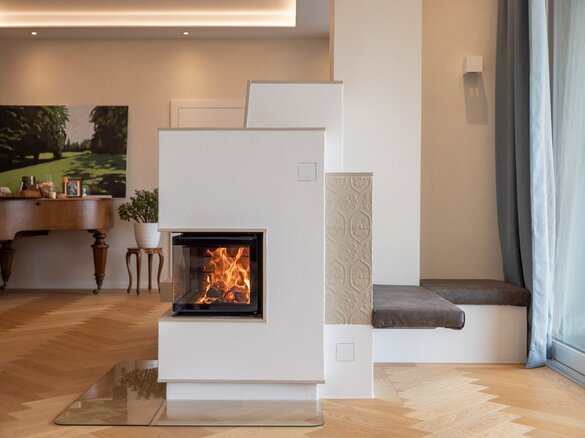 Detailed view tiled stove with fire tile MAXIMUS in torf light | © Hoxter