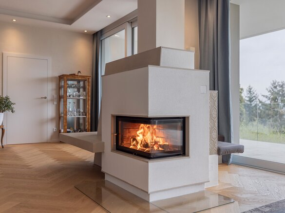 Detailed view tiled stove with fire tile MAXIMUS in torf light | © Hoxter