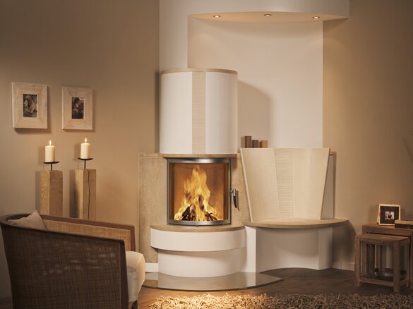 Tiled fireplace with backrest smooth and flute fine in sand and hanf hell | © Sommerhuber GmbH