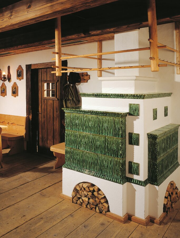 Image tiled stove with tile Pfeifenmuster gruen geflammt | © Sommerhuber GmbH