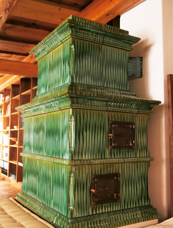 Hochformatansicht des Kachelofens mit Barock-Kacheln gruen geflammt | © Sommerhuber GmbH
