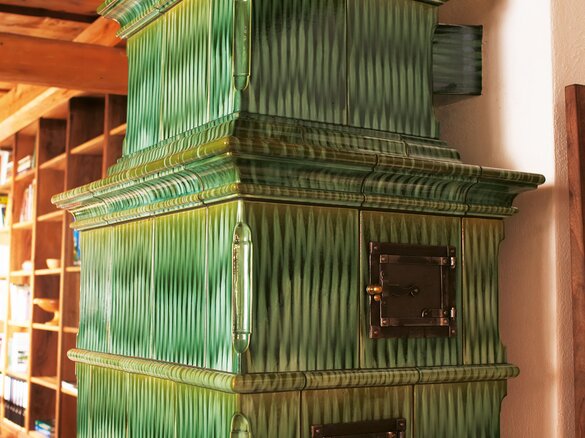 Image hunting tiled stove with baroque tiles gruen geflammt | © Sommerhuber GmbH