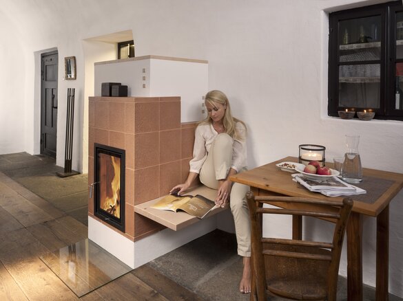 Seitenansicht des Kachelofens mit Struktur Terra und sahara mit Model | © Sommerhuber GmbH