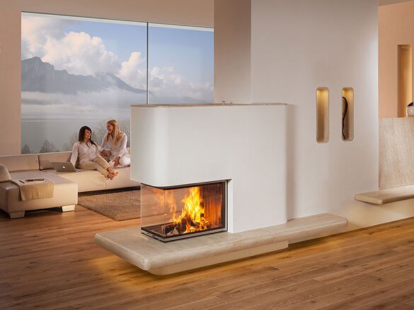 Bild des Kachelkamins mit Rückenschild Napa und Feuertisch soft mit Models | © Sommerhuber GmbH