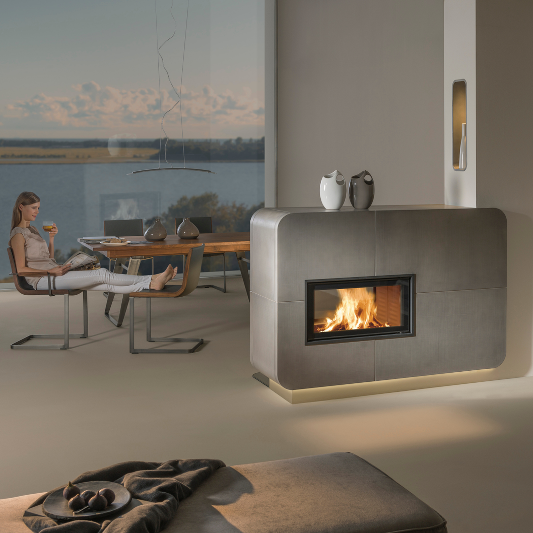 Image of a tiled fireplace iForm®  with niche soft cotone with model | © Sommerhuber GmbH