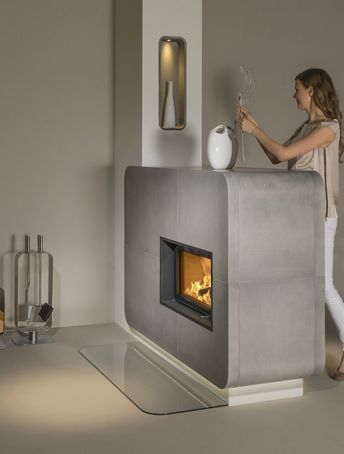 Seitenansicht des Kachelkamins iForm® mit Nische soft Struktur Cotone mit Model | © Sommerhuber GmbH