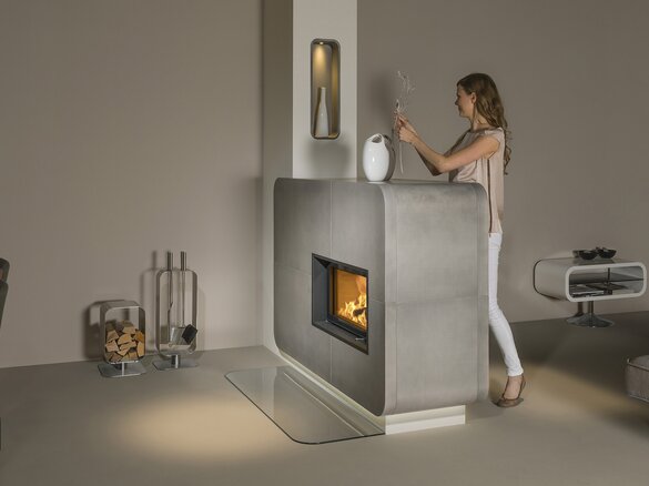 Seitenansicht des Kachelkamins iForm® mit Nische soft Struktur Cotone mit Model | © Sommerhuber GmbH
