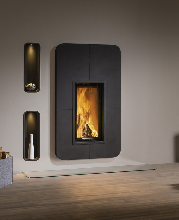 Tiled fireplace with iForm® and niche soft in schwarz matt | © Sommerhuber GmbH