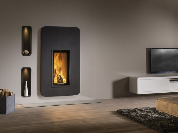 Tiled fireplace with iForm® and niche soft in schwarz matt | © Sommerhuber GmbH