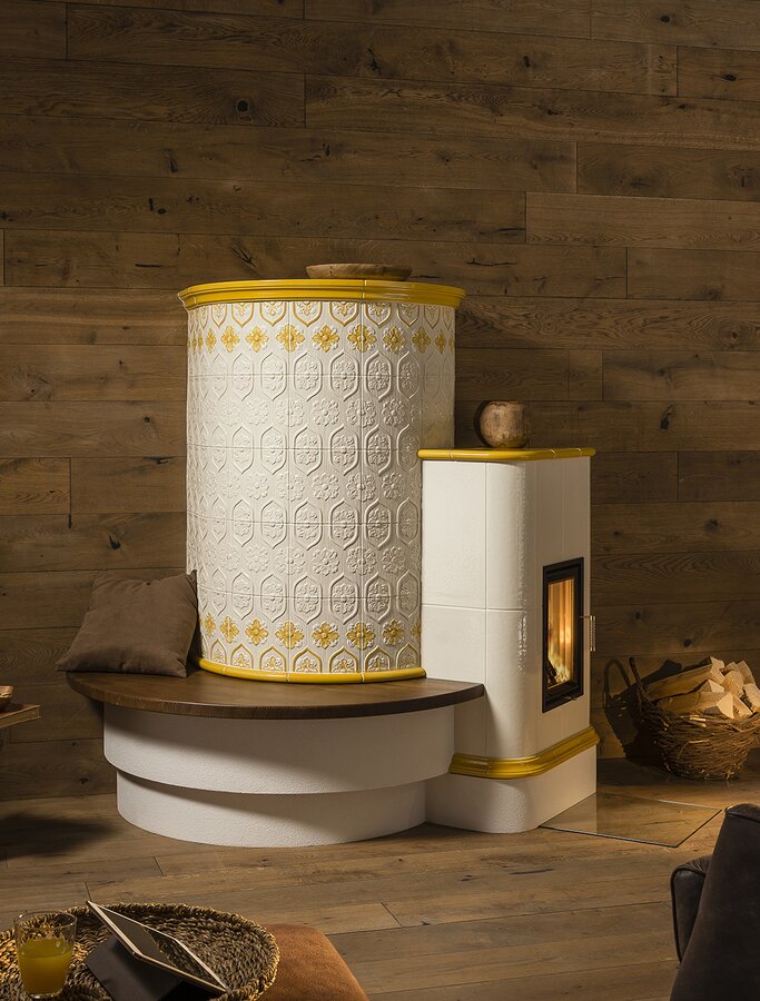 Image tiled stove with tile Tapetenmuster and real big tiles with painting | © Sommerhuber GmbH