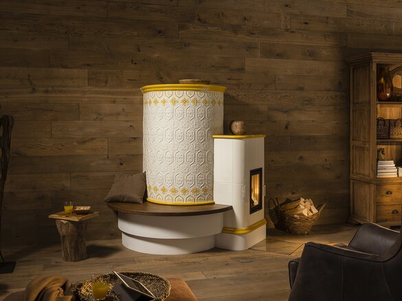 Image tiled stove with tile Tapetenmuster and real big tiles with painting | © Sommerhuber GmbH