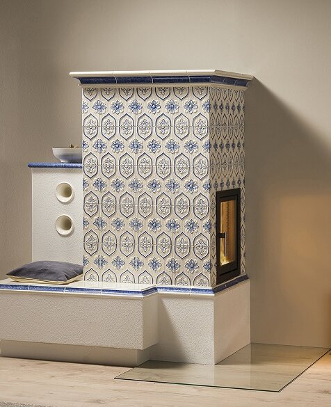 Bild des Kachelofens mit Kachel Tapetenmuster alabaster glänzend mit Bemalung | © Sommerhuber GmbH