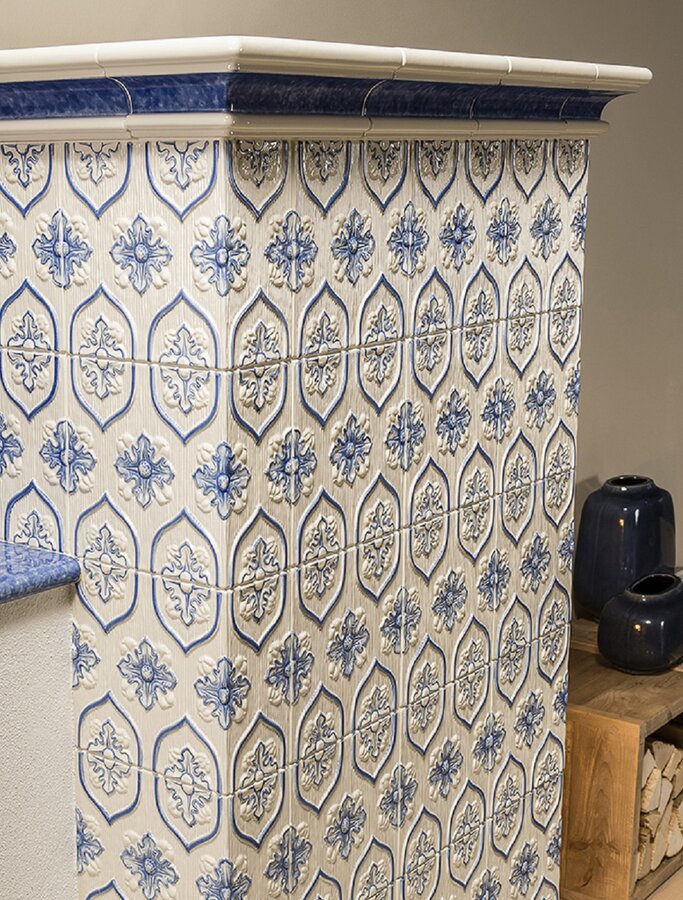Detail photo tiled stove with tile Tapetenmuster in alabaster glossy with painting | © Sommerhuber GmbH